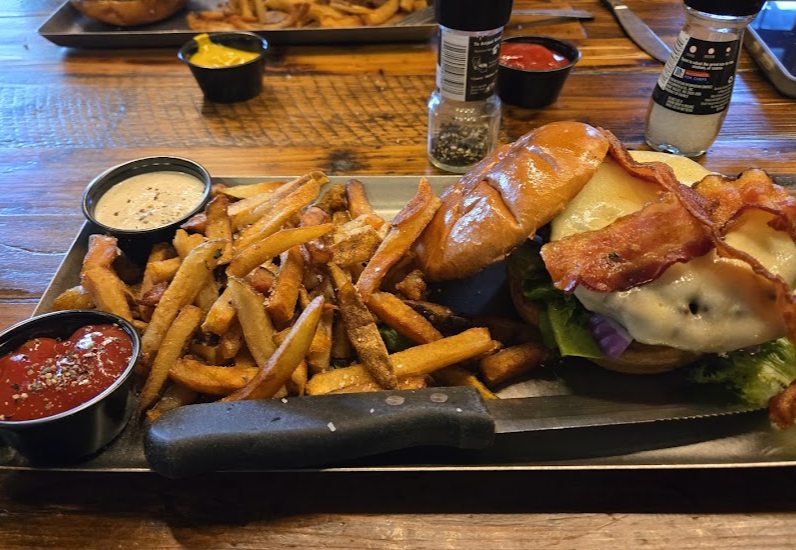 Avenue Pub signature dishes Bacon Burger
Fish and Chips
Chicken Club Sandwich